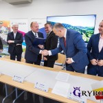 Burmistrz Grybowa Paweł Fyda oraz wicemarszałek Stanisław Sorys podpisali umowę na renowację parku miejskiego w Grybowie.
