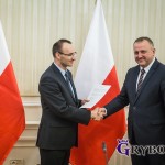 Burmistrz Grybowa podpisał umowę na dofinansowanie zakupu sprzętu ratowniczego w ramach Fudnuszu Sprawiedliwości. Gratuluje Mikołaj Pawlak.