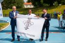 Marian Sypniewski, Robert Korzeniowski i Jacek Migacz z flagą olimpijską. Kraków, 16 czerwca 2023 roku.